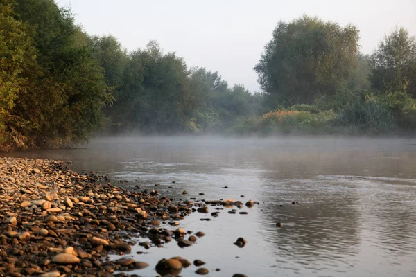 Sis Nehri dnester üzerinde. Sabah, turuncu renkler. Çakıl plajı