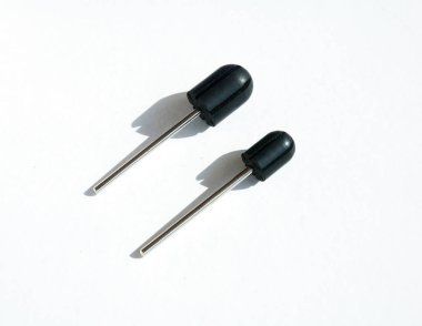 İki zımparalama kap kauçuk merdaneler. Beyaz artalan. Matkap burguları, farklı boyutlarda