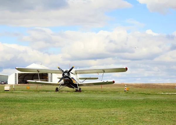 Küçük uçaklar bir-2 tarihinde aerodrome, arka planda angar. Uçak gökyüzünde — Stok fotoğraf