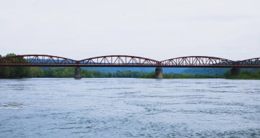 köprü Nehri demir, su, mavi duman görüntülemek