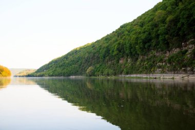 reflkection Nehri su uzun yeşil taş duvar. Köprüden aşağı kaya sonunda. Denizden görüntülemek
