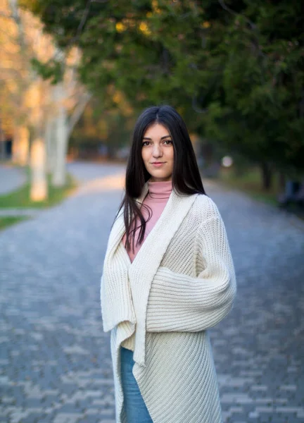 Hembra joven en cárdigan blanco en el parque de otoño —  Fotos de Stock