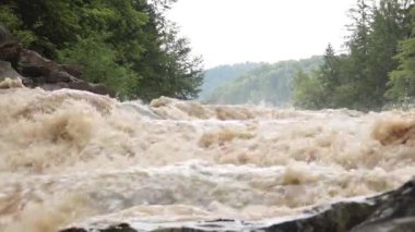 nehir rapids ve şelale kirli su hızlı akışı