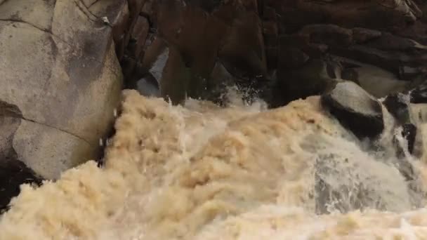 Швидкий Потік Брудної Води Річкових Порогах Водоспаді — стокове відео