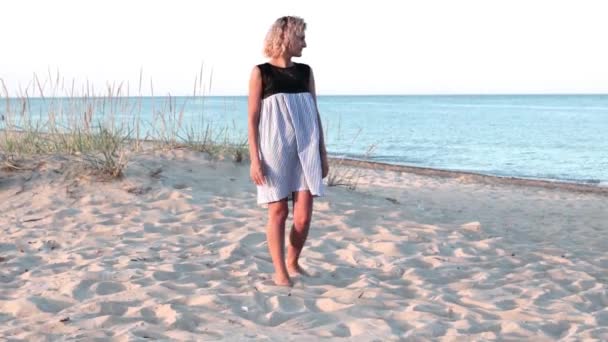 Красива Жінка Кучерявими Волоссям Сукні Щаслива Бути Пляжі Море Трава — стокове відео