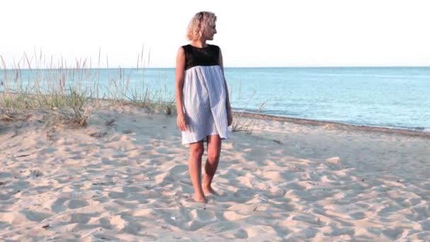 Mooie Vrouw Met Krullend Haar Jurk Blij Het Strand Zijn — Stockvideo