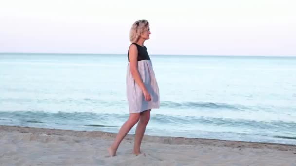 Mooie Vrouw Met Krullend Haar Jurk Blij Het Strand Zijn — Stockvideo