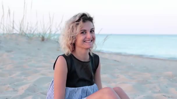 Krásná Žena Kudrnatými Vlasy Šatech Šťastná Pláži Moře Tráva Pozadí — Stock video