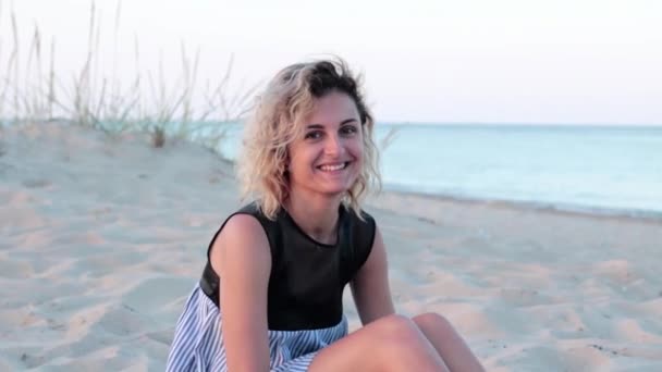 Mooie Vrouw Met Krullend Haar Jurk Blij Het Strand Zijn — Stockvideo