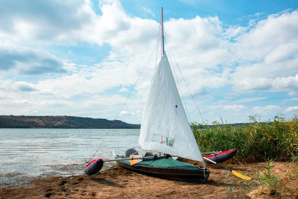 Kayk with a white sail on the lake — Stock Photo, Image
