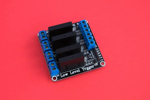 Fyra Solid-State reläer modul för Arduino mikrokontroller — Stockfoto