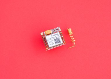 En Küçük Sim800l Gprs Gsm Modülü Microsim Card Core Kablosuz Kablosuz Tahta Dörtlü Seri Portu Antenli