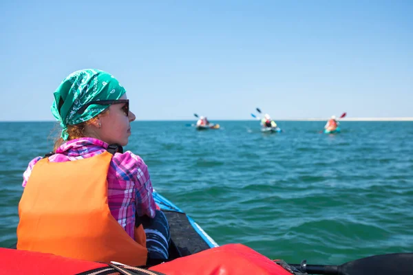 Fille en kayak d'expédition avec une pagaie dans les mains reposant sur la mer bleue — Photo