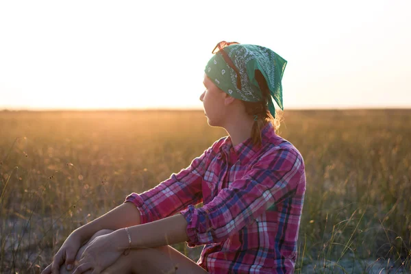 Fille aux cheveux roux passer du temps avec plaisir dans la prairie d'été au coucher du soleil — Photo