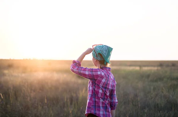 Fille aux cheveux roux passer du temps avec plaisir dans la prairie d'été au coucher du soleil — Photo