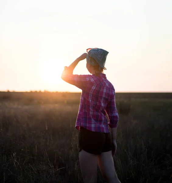 Fille aux cheveux roux passer du temps avec plaisir dans la prairie d'été au coucher du soleil — Photo