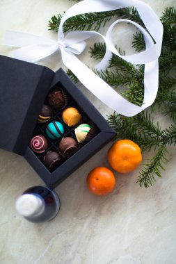 Masada yeni yıl hediyeleri var. Mavi şampanya, şeker ve mandalina.