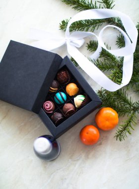 Masada yeni yıl hediyeleri var. Mavi şampanya, şeker ve mandalina.