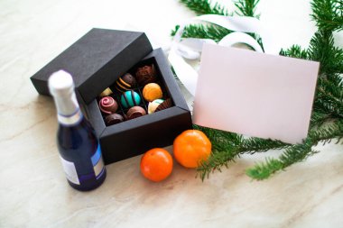 Masada yeni yıl hediyeleri var. Mavi şampanya, şeker ve zarf.