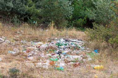 Doğa arazisindeki çöplük ve plastik atık