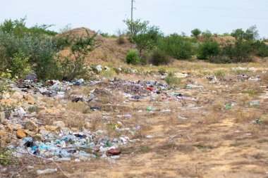 Doğa arazisindeki çöplük ve plastik atık