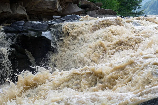 Snelle stroom van bruin vuil water in de rivier waterval — Stockfoto