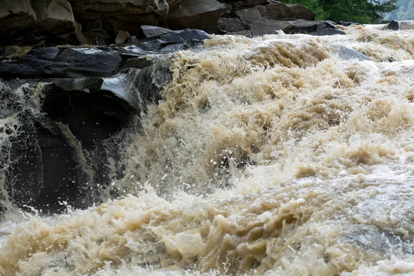 Snelle stroom van bruin vuil water in de rivier waterval — Stockfoto