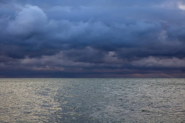 Modrá tmavá kumulus bouřlivé mraky nad mořem — Stock fotografie