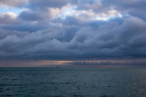 Μπλε σκούρο πυκνό πυκνό πυκνό σύννεφο πάνω από τη θάλασσα — Φωτογραφία Αρχείου