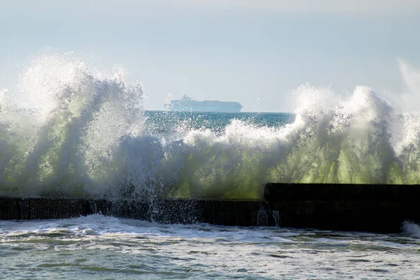 Velká nákladní loď na obzoru, velké vlny v popředí — Stock fotografie