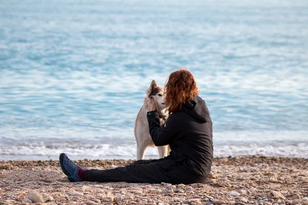 Ruda Dziewczyna Jest Zabawy Jej Husky Pies Żwirowej Plaży — Zdjęcie stockowe