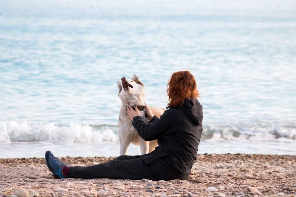 Ruda Dziewczyna Jest Zabawy Jej Husky Pies Żwirowej Plaży — Zdjęcie stockowe