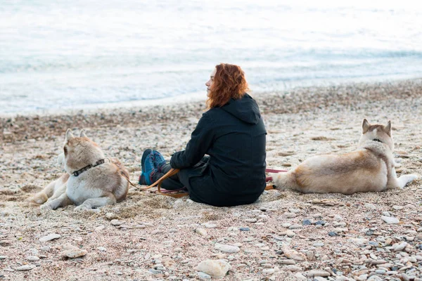 Ruda Dziewczyna Relaks Jej Husky Pies Żwirowej Plaży — Zdjęcie stockowe