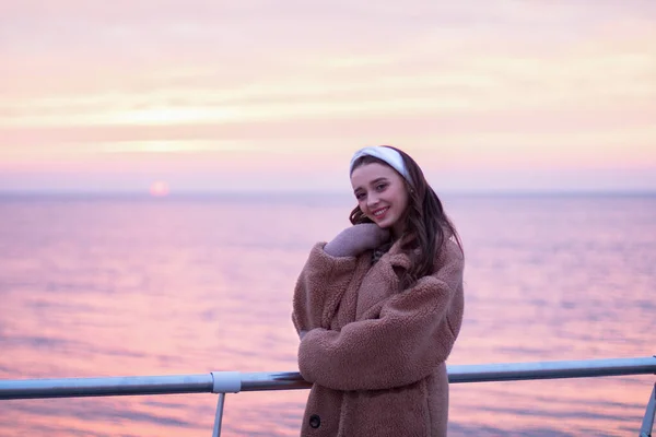 Young Cute Girl Fur Coat Smiling Happy See Red Sunrise — Stock Photo, Image