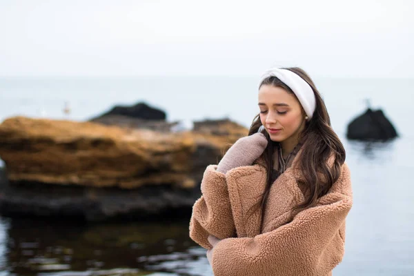 Cute Young Girl Brown Fur Coat Relaxing Beach Big Yellow — Stock Photo, Image