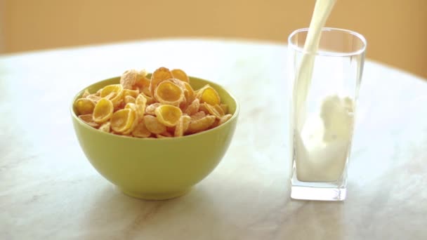 Copos Maíz Plato Verde Leche Está Fluyendo Vaso — Vídeos de Stock