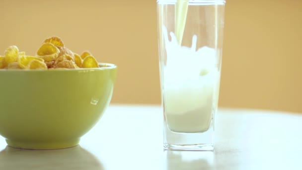 Majsflingor Den Gröna Skålen Mjölk Rinner Glaset — Stockvideo