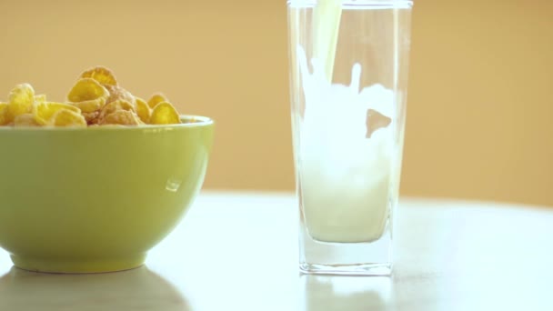 Cornflakes Green Dish Milk Flowing Glass Slow Motion — Stock Video