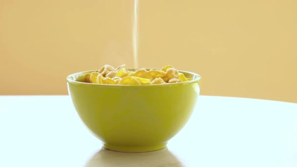 Cornflakes Groene Schaal Stroomt Melk Het Glas — Stockvideo