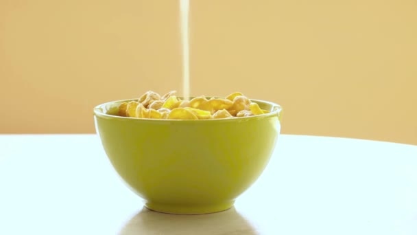 Cornflakes Groene Schaal Melk Stroomt Het Glas Slow Motion — Stockvideo