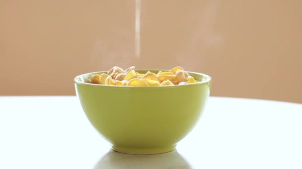 Cornflakes Groene Schaal Melk Stroomt Het Glas Slow Motion — Stockvideo