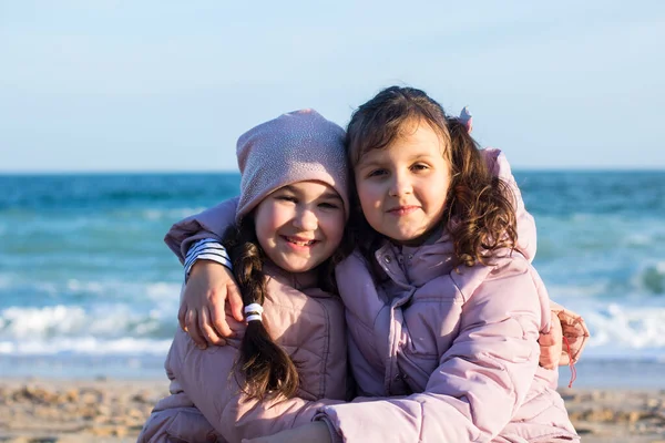 Zwei Kleine Kaukasische Mädchen Jacken Glücklich Zusammen Strand Sein — Stockfoto