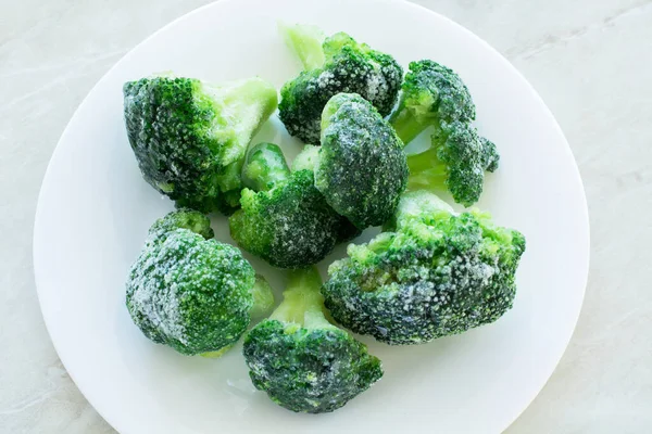 Broccoli Verdi Congelati Sul Piatto Bianco Sullo Sfondo Bianco — Foto Stock