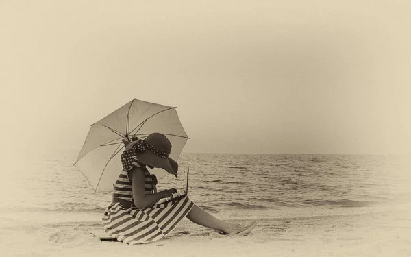 Ретро Фото дівчат на пляжі — стокове фото