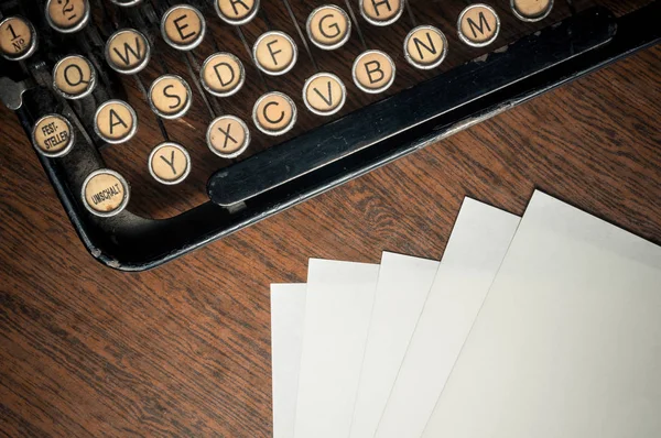 Gammal skrivmaskin med gamla blad — Stockfoto