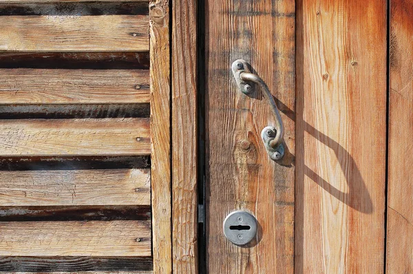 Parte de la pared con puerta de madera — Foto de Stock