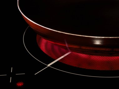 Sıcak bir elektrikli ocakta kızartma tavası