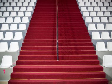 Merdiven ve satırlar boş koltukları halk için