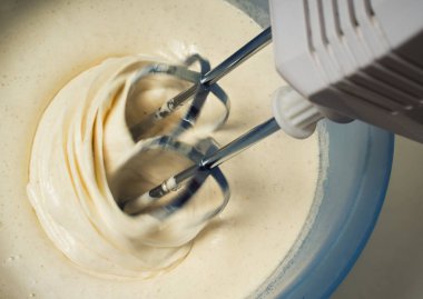 Sıvı hamuru pasta, bir mikser ile karıştırılır için