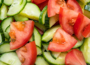 Domates ve salatalık salatası için dilimler halinde kesilmiş